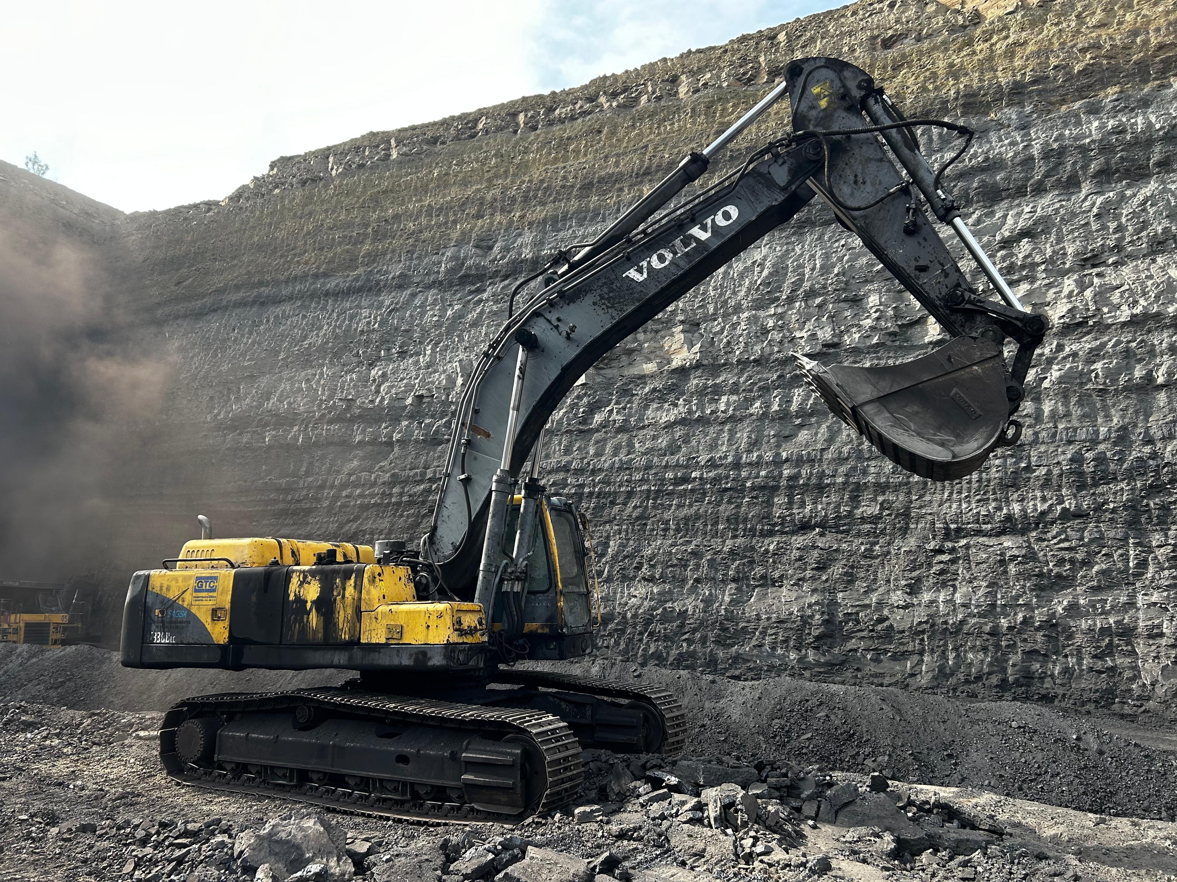 Excavadora Volvo de Grupo GTC en frente de carbón