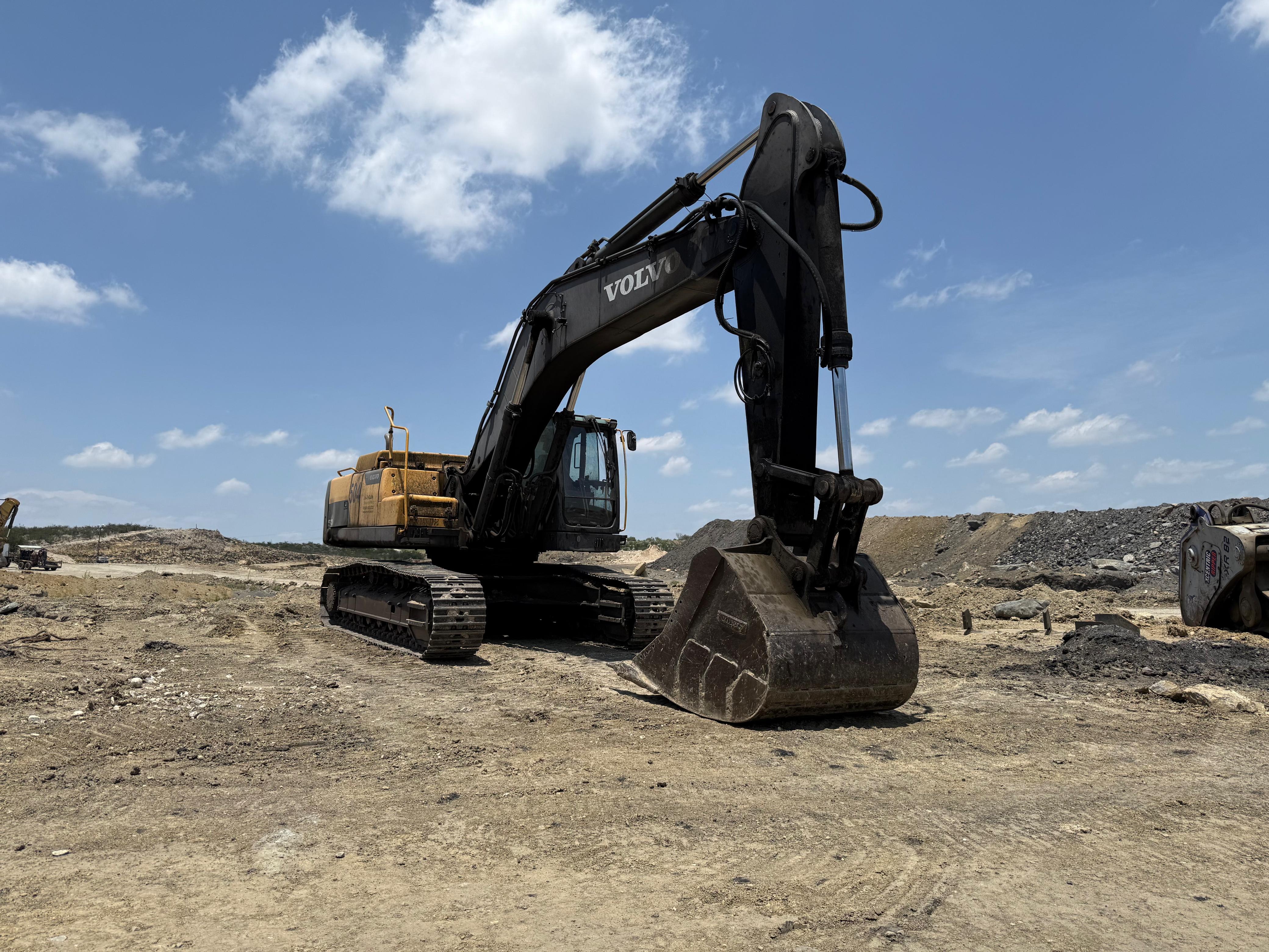 Excavadora Volvo de perfil contra el cielo