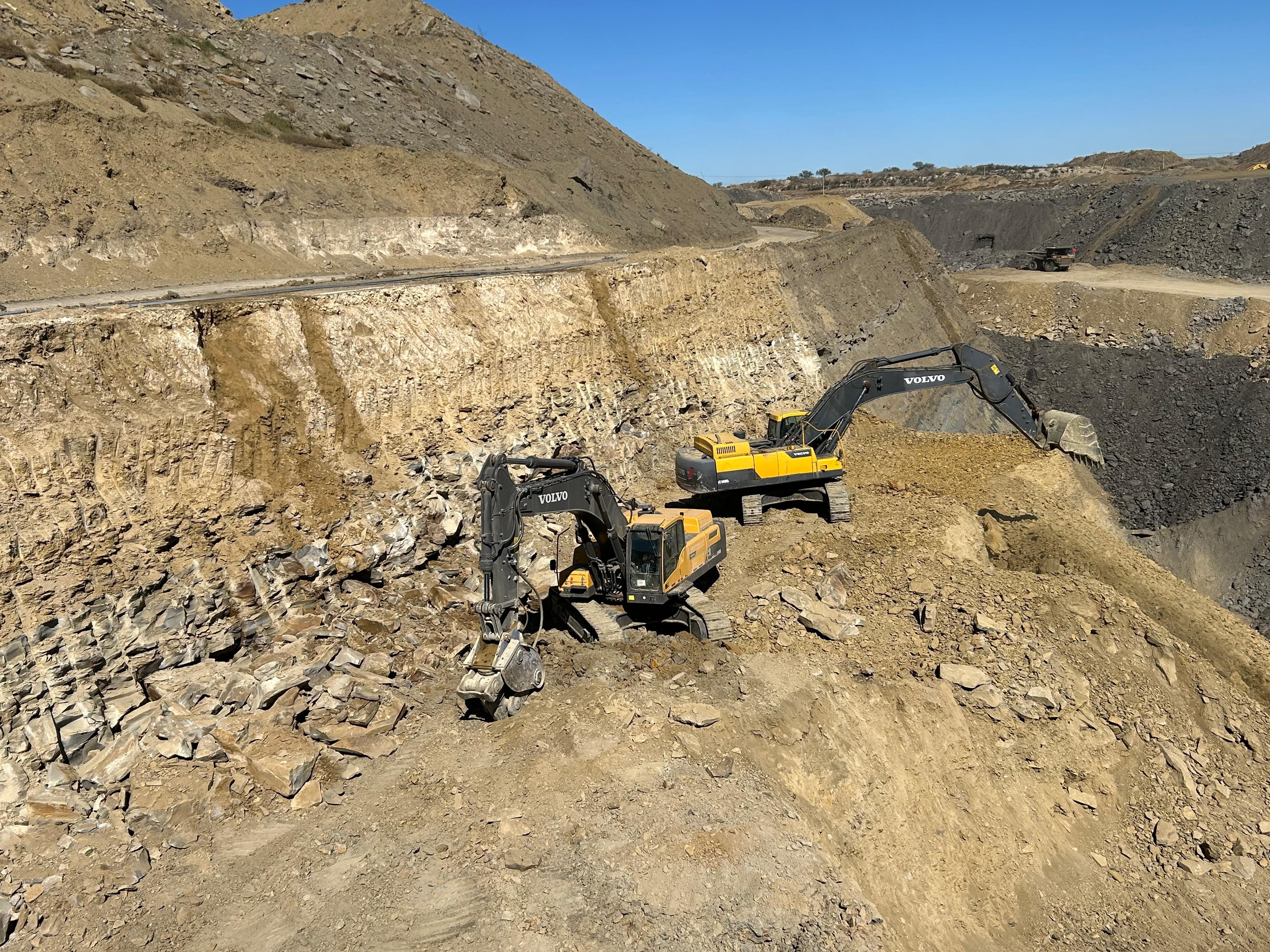 Excavadoras Volvo trabajando en par en cantera
