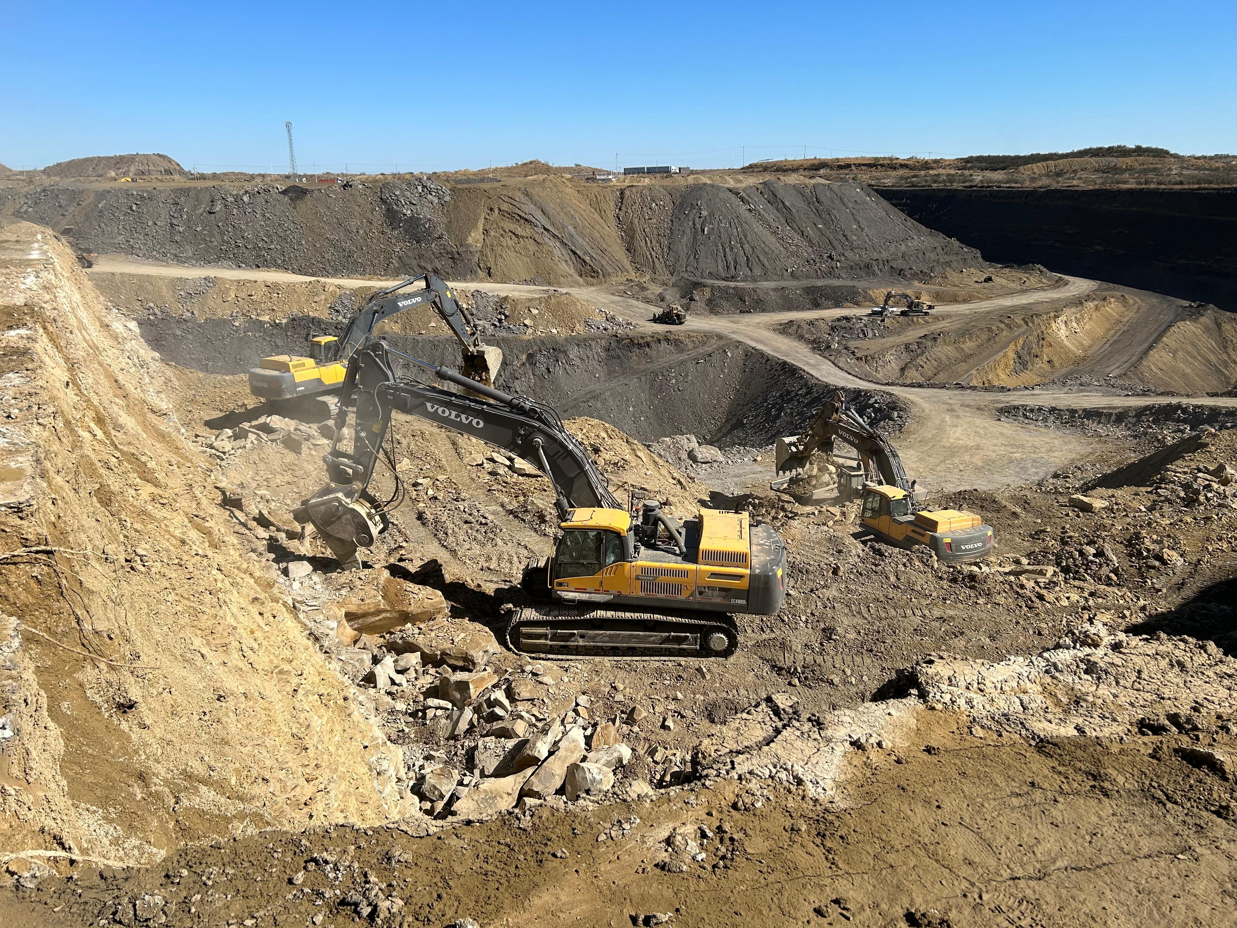 Excavadoras Volvo en tajo a cielo abierto