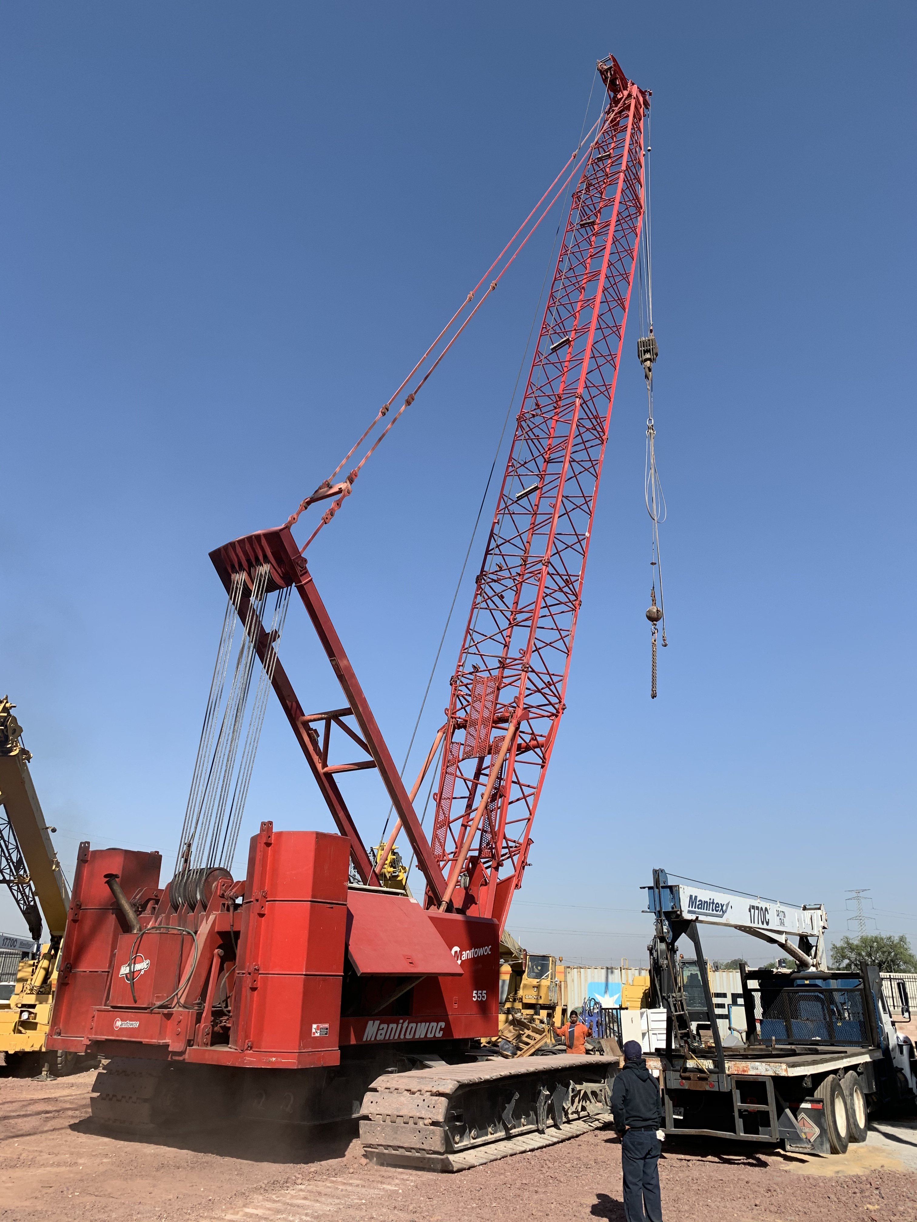 Grúa Manitowoc 555 sobre orugas en patio de maniobras