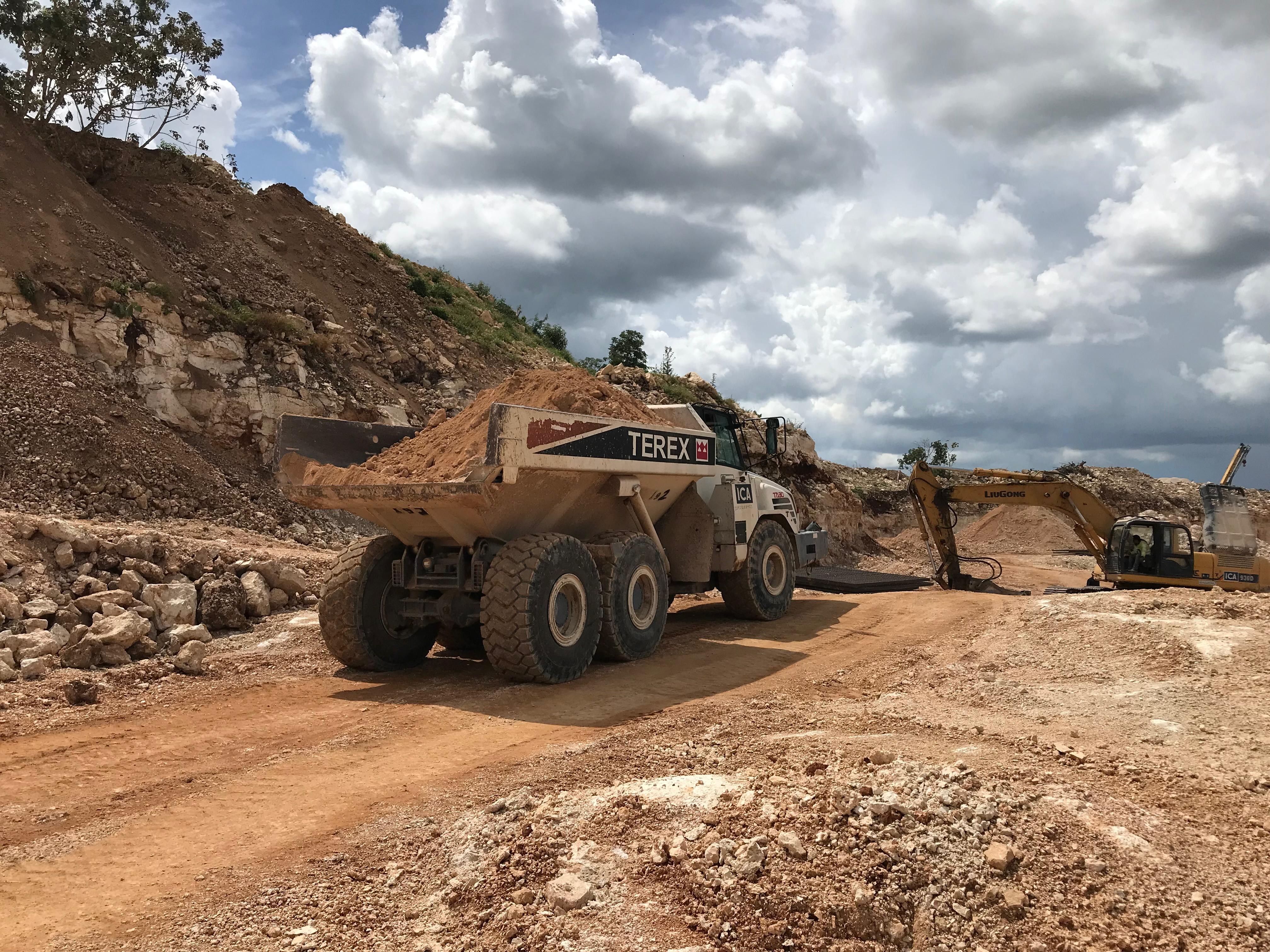 Camión articulado Terex TA30 de Grupo GTC cargando material