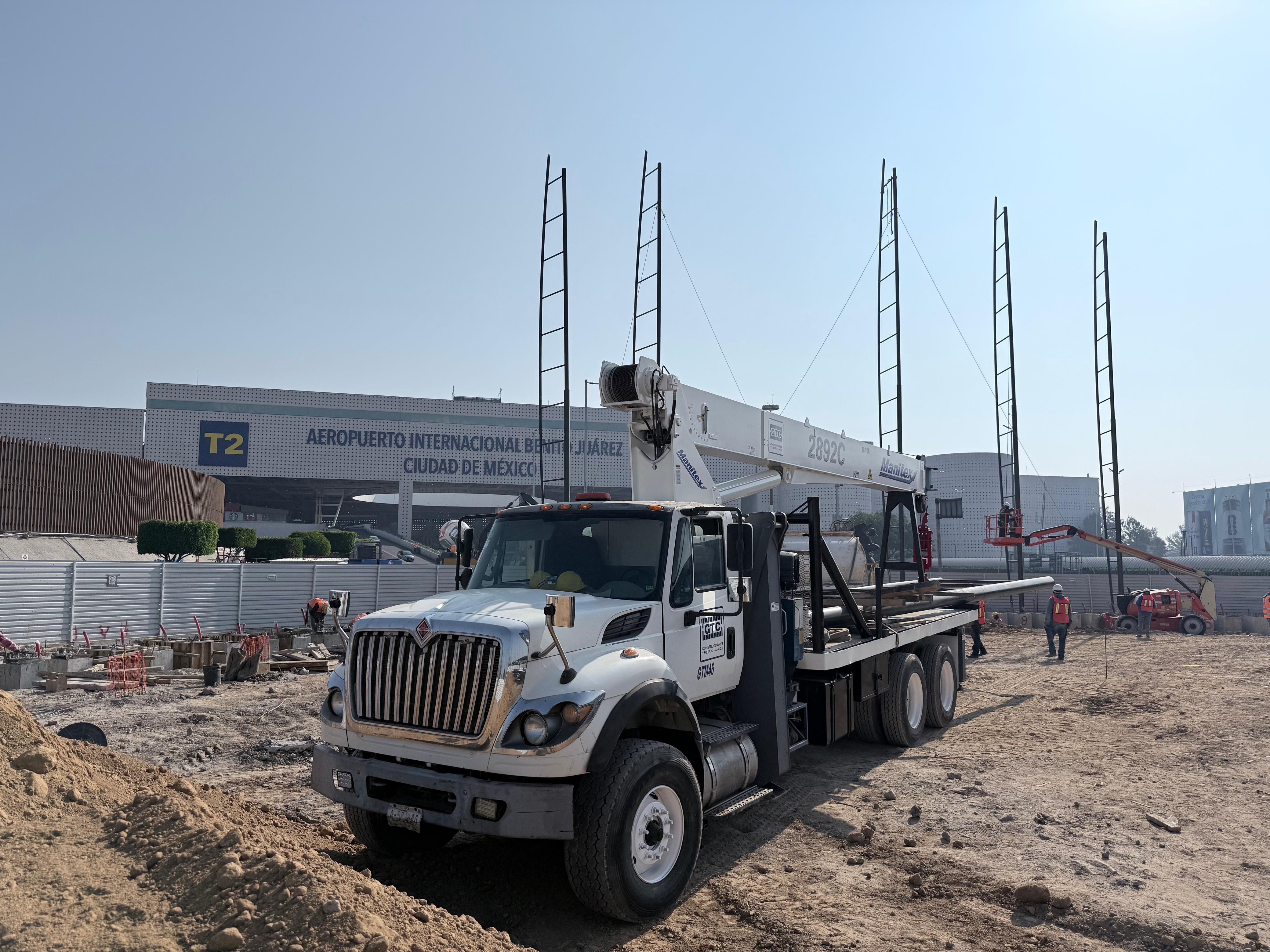 Grúa Titán Manitex 2892C de Grupo GTC en obra del AICM Terminal 2