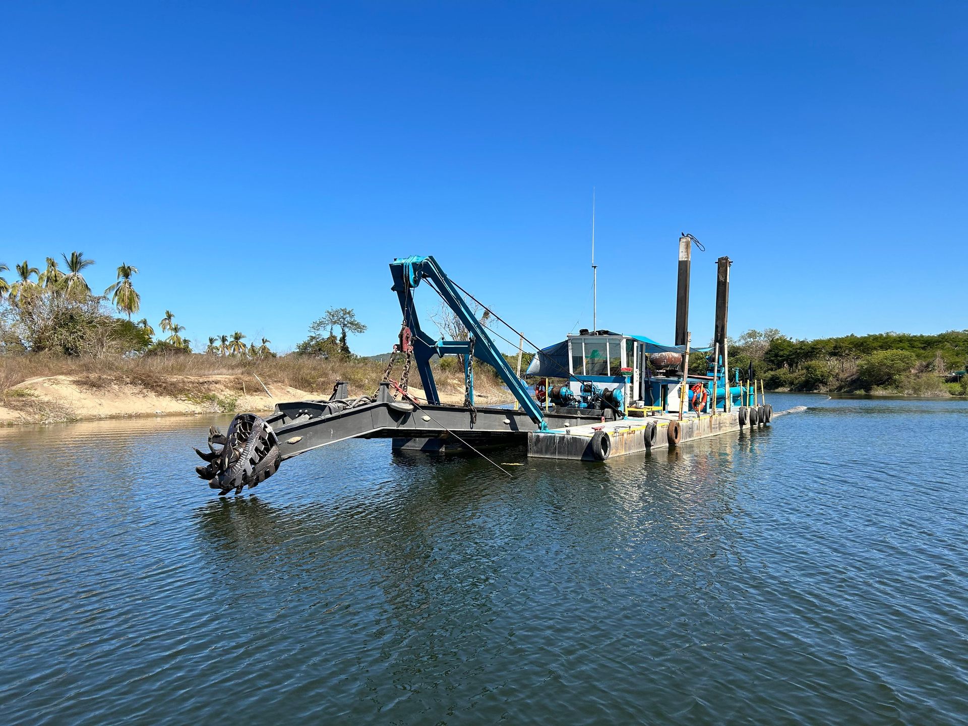 Draga con cortador en dragado de marina, Nayarit