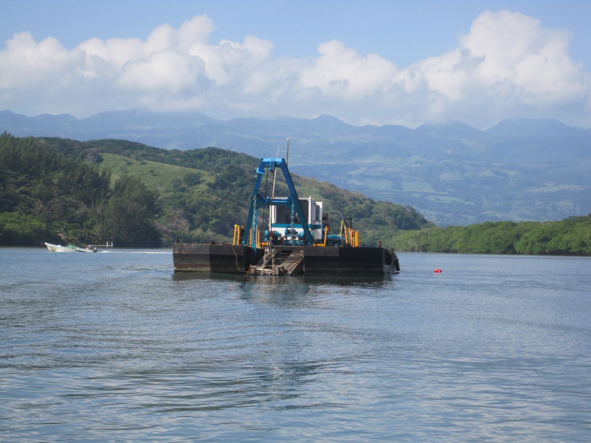 Draga marina de Grupo GTC en operación fluvial