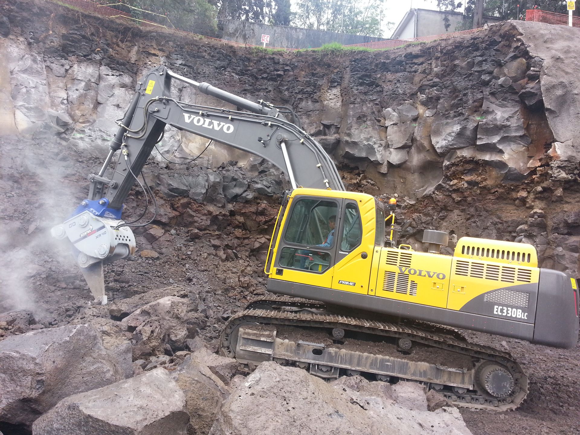 Excavadora Volvo con Ripper XCentric de Grupo GTC excavando roca sin explosivos