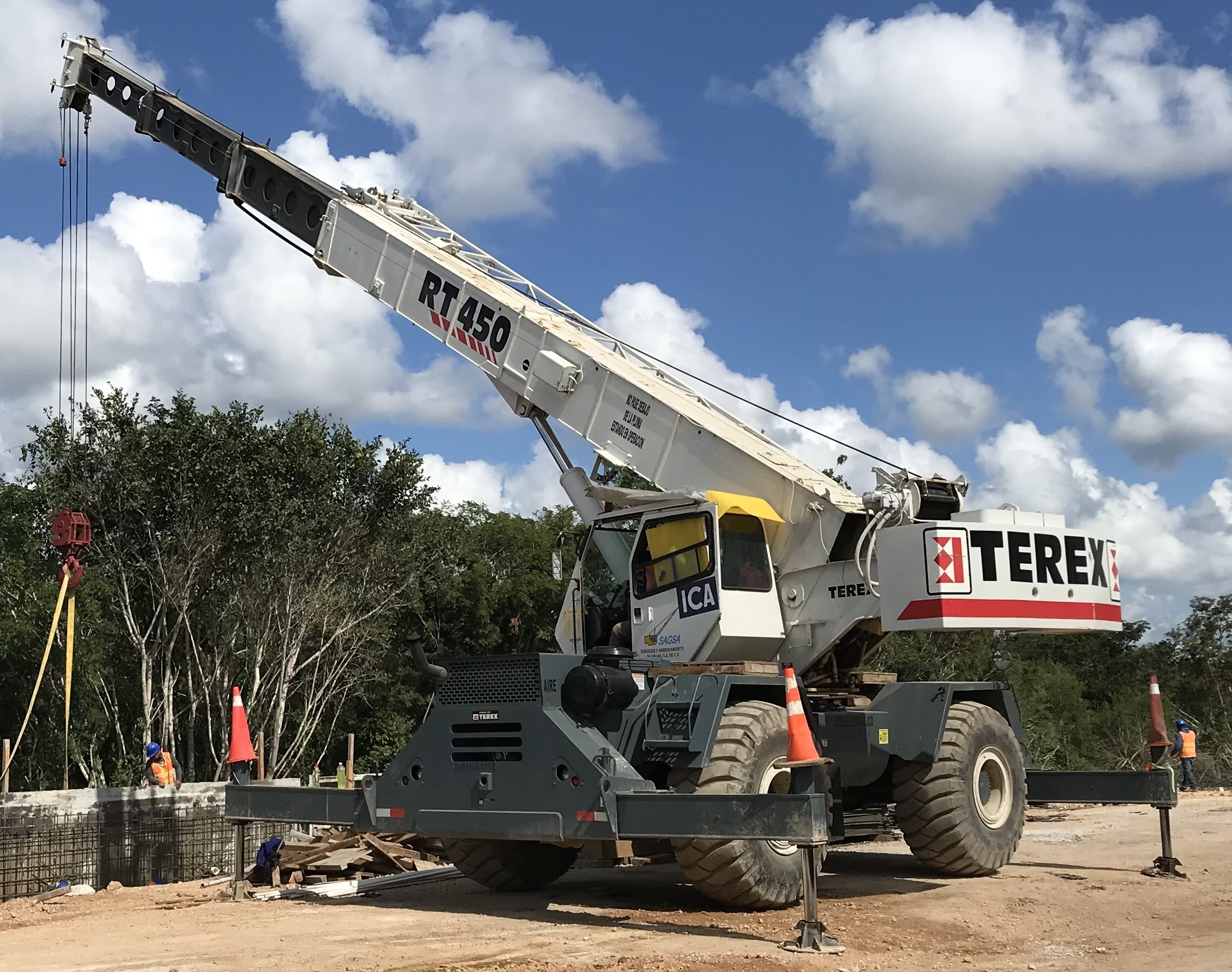 Grúa RT Terex de Grupo GTC en obra del Tren Maya